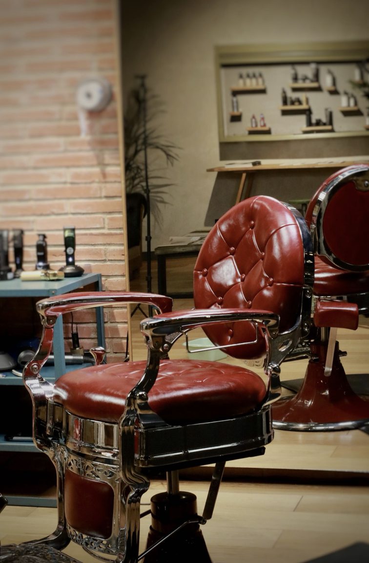 Cadires i espai de treball d'Avinguda 44 Barberia