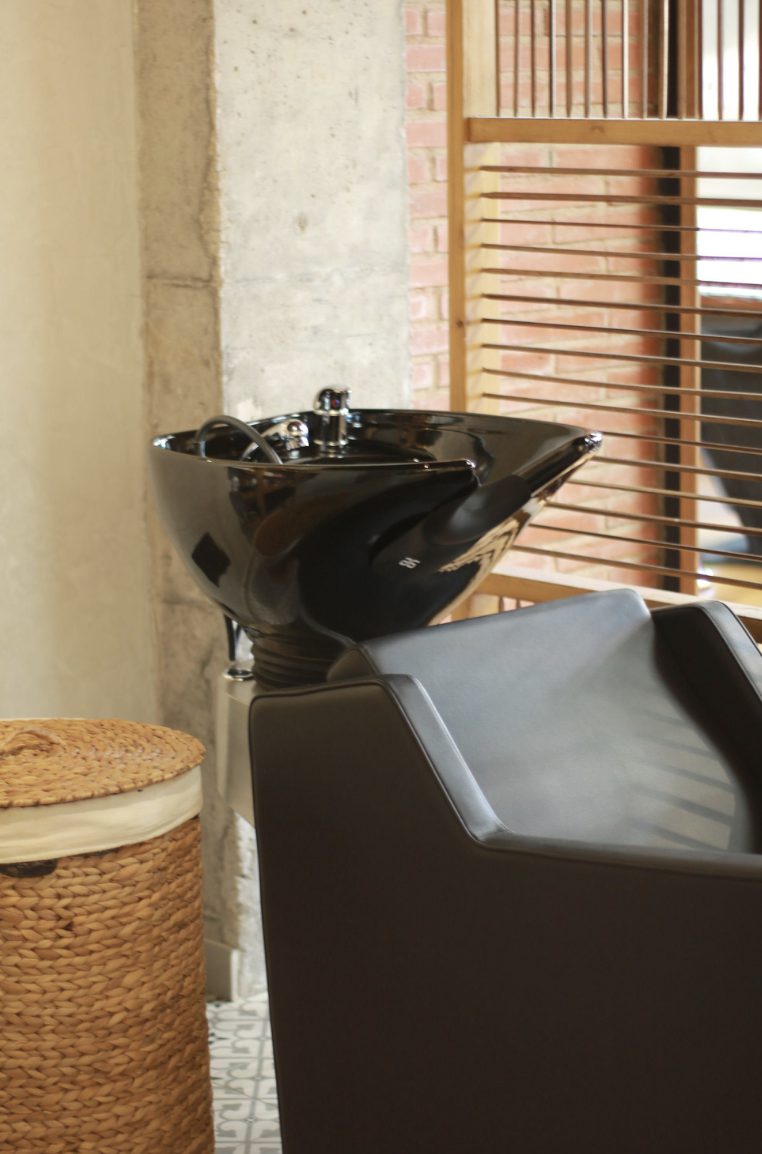Detall del rentacaps d'Avinguda 44 Barberia